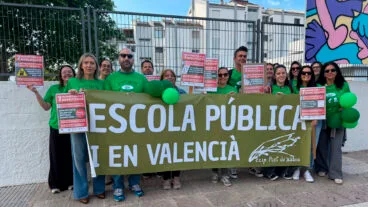 Docentes del CEIP Port de Xàbia en la lectura del manifiesto de la CADPV