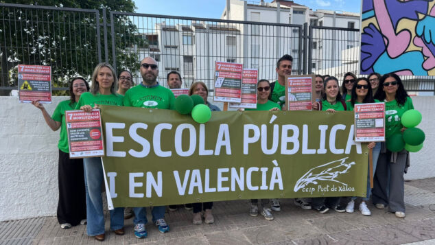 Imagen: Docentes del CEIP Port de Xàbia en la lectura del manifiesto de la CADPV