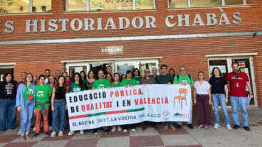 Docentes del IES Historiador Chabàs de Dénia en la lectura del manifiesto de la CADPV