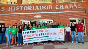 Docentes del IES Historiador Chabàs de Dénia en la lectura del manifiesto de la CADPV
