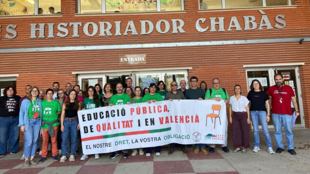 Imagen: Docentes del IES Historiador Chabàs de Dénia en la lectura del manifiesto de la CADPV