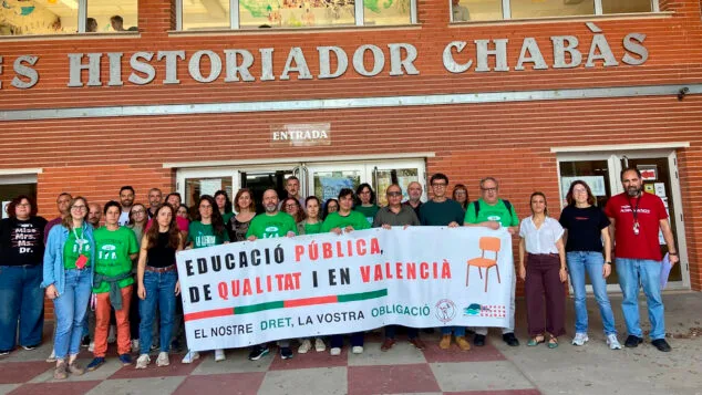Docentes de la Marina Alta dan voz al manifiesto de la CADPV contra los servicios mínimos que propone Conselleria 4 Imagen: Docentes del IES Historiador Chabàs de Dénia en la lectura del manifiesto de la CADPV