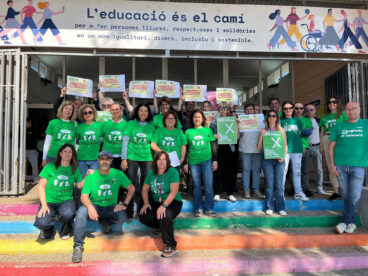 Docentes del IES Maria Ibars de Dénia en la lectura del manifiesto de la CADPV