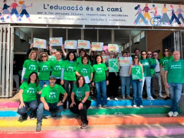Docentes del IES Maria Ibars de Dénia en la lectura del manifiesto de la CADPV