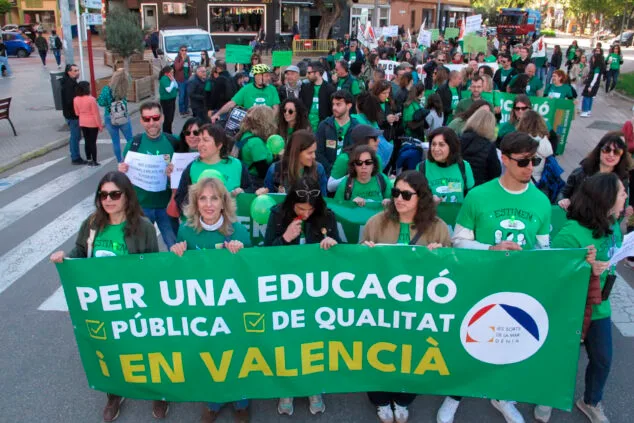 Imagen: Docentes del IES Sorts de la Mar de Dénia en la huelga del 31 de marzo 2026