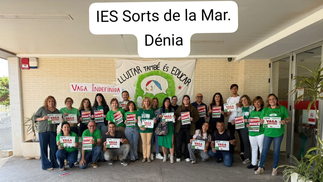 Docentes del IES Sorts de la Mar de Dénia en la lectura del manifiesto de la CADPV