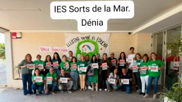 Docentes del IES Sorts de la Mar de Dénia en la lectura del manifiesto de la CADPV