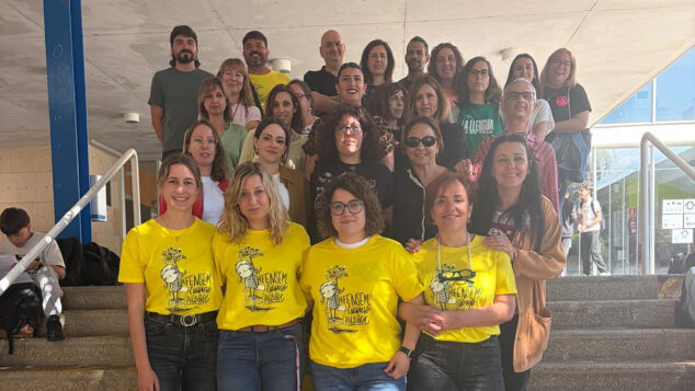 Imagen: Docentes del IES Xebic de Ondara en la lectura del manifiesto de la CADPV