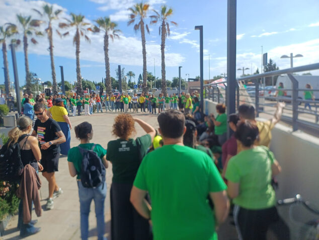 Imagen: Docentes durante la asamblea de la Marina Alta el 12 de mayo