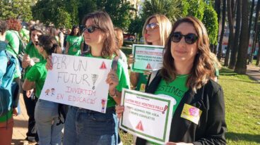 Docentes en una concentración en Dénia el 11 de mayo, iniciando la huega educativa