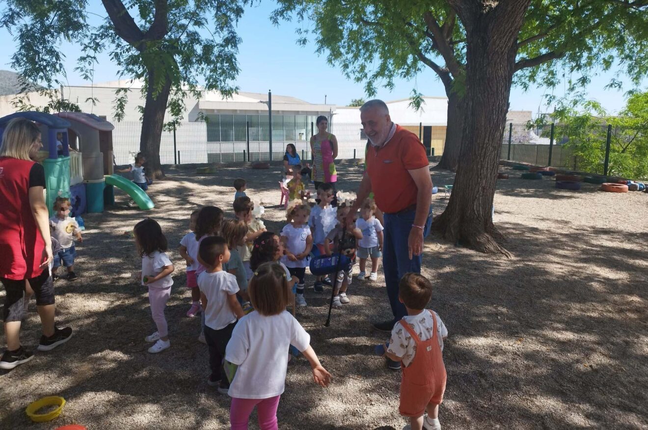 El alcalde de Pego visita la escoleta La Trilladora