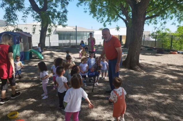 Pego inicia los trámites para renovar el patio de la Escoleta Infantil La Trilladora 2 Imagen: El alcalde de Pego visita la escoleta La Trilladora