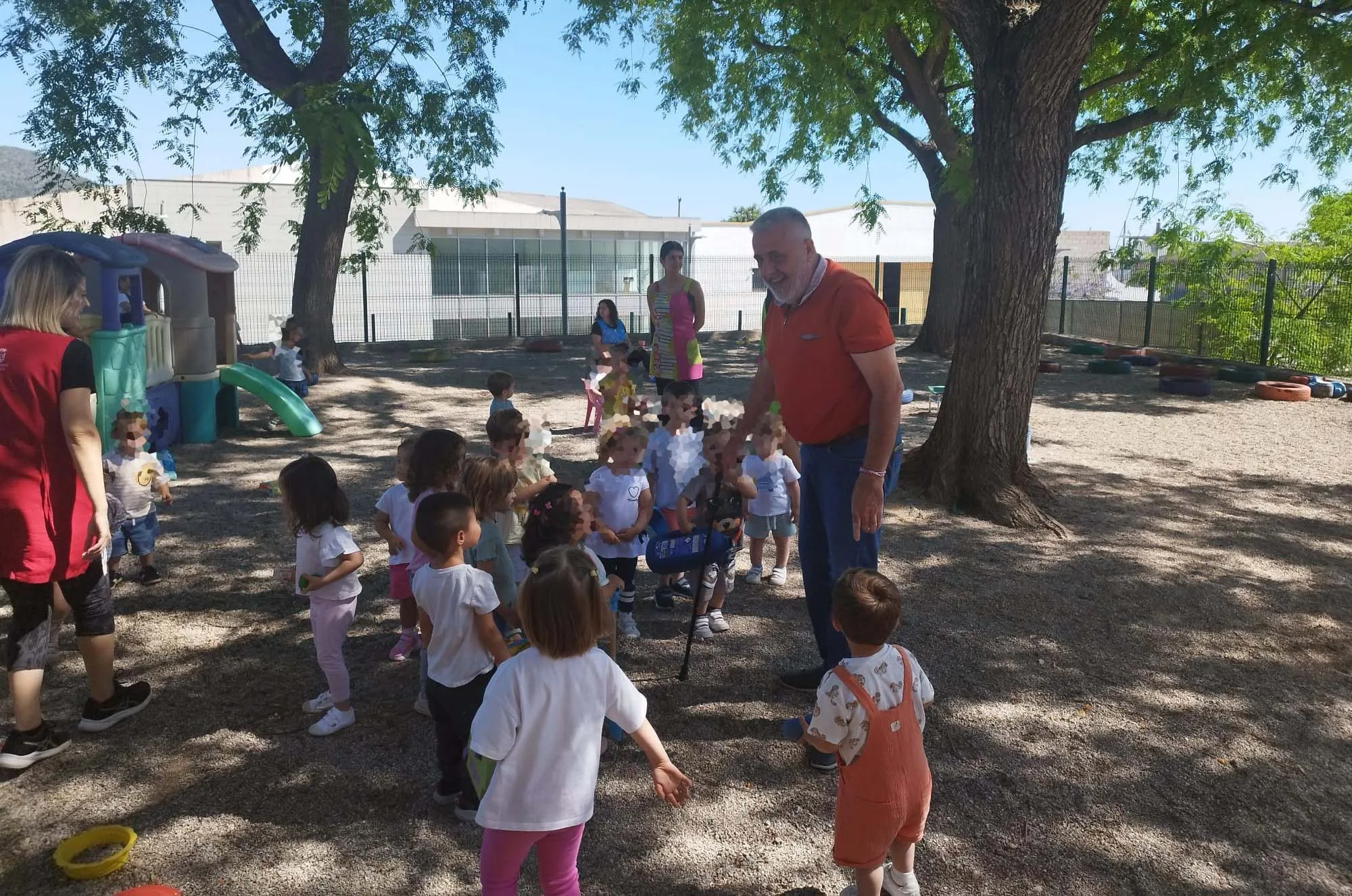 el alcalde de pego visita la escoleta la trilladora