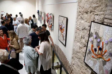 El arte textil y pictórico de Jeanne M. Connolly se funden en la Torre dels Ducs de Medinaceli del Verger