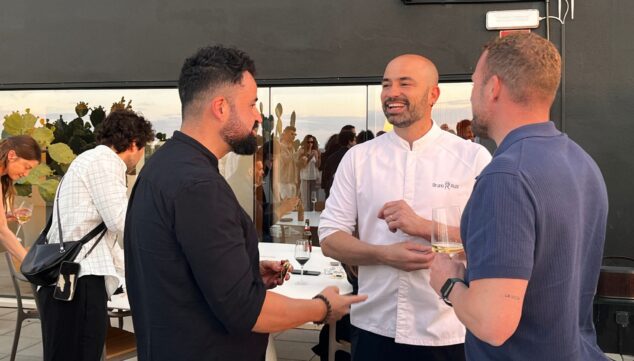 el chef bruno ruiz compartiendo confidencias con amigos en su regreso