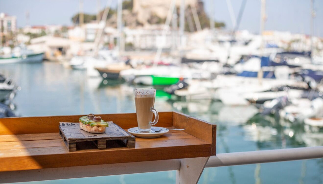 Un café con vistas al puerto para empezar el día