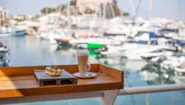 Un café con vistas al puerto para empezar el día