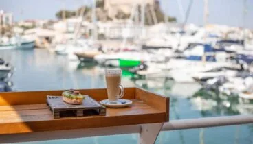 Un café con vistas al puerto para empezar el día