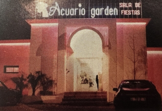 Imagen: Entrada de la discoteca Acuario de Teulada Moraira - Imagen del libro '150 anys de música i ball a la Marina Alta'