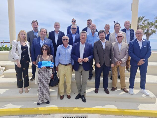Imagen: Foto de familia de autoridades y premiados en la ceremonia de entrega de Banderas Azules en Xilxes.