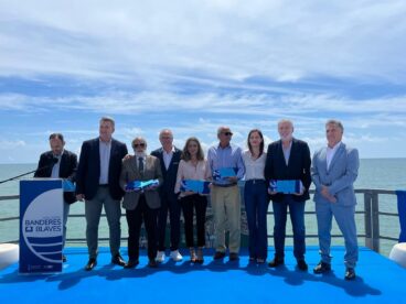 Foto de familia de la entrega de Banderas Azules en Xilxes