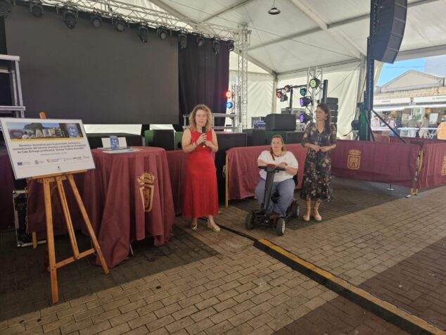 Cincuenta negocios de Calp reciben el distintivo 'Somos Turismo Accesible' 2 Imagen: Acto de entrega de los certificados "Somos Turismo Accesible" en Calp con representantes municipales y de ADICALP.