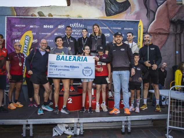 Imagen: Ana Sellés Martínez recogiendo el cheque del premio de un viaje de Baleària en el podio de la carrera