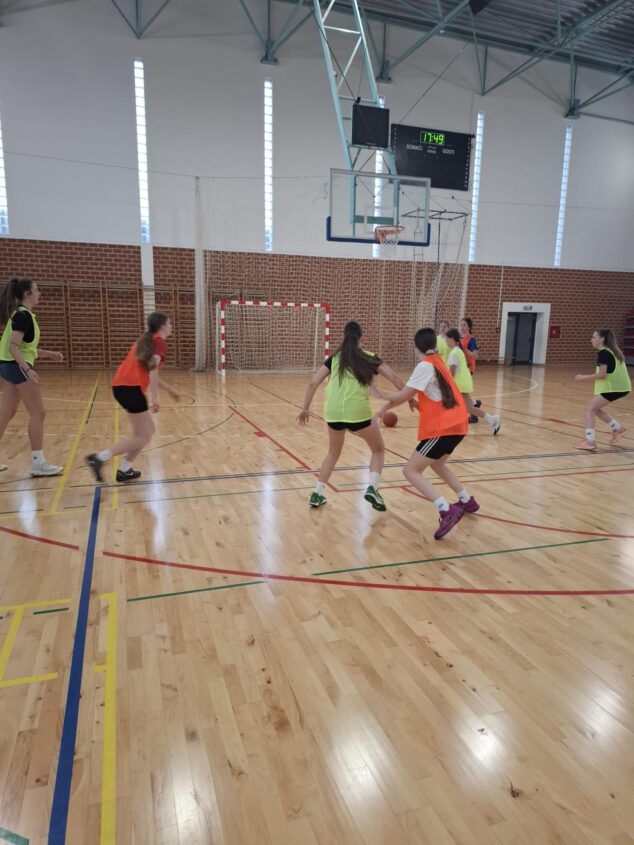 Varias jóvenes jugadoras de baloncesto entrenando en un pabellón deportivo en Croacia.