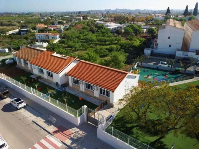 Imagen: Vista aérea de la Escoleta Infantil Municipal de Ondara con su patio de juegos.