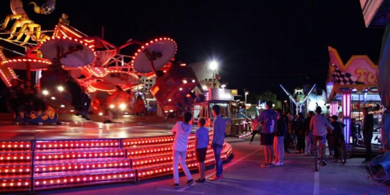 Atracción de feria en funcionamiento durante la noche