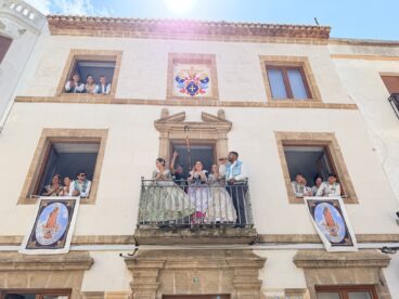 Festeros en el ayuntamiento de Benitatxell