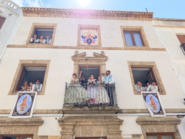 Imagen: Festeros en el ayuntamiento de Benitatxell