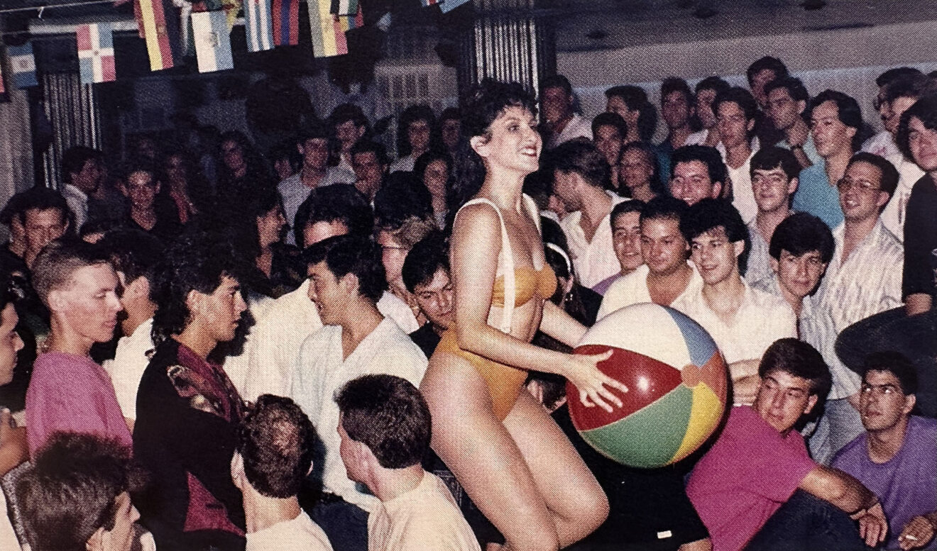 Fiesta en la discoteca Golden de Dénia - Imagen del libro '150 anys de música i ball a la Marina Alta'