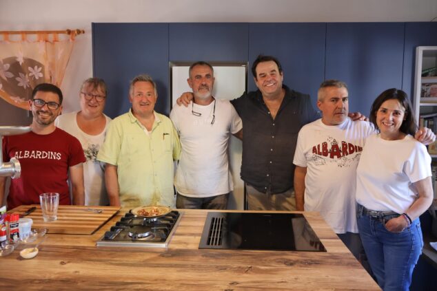 Imagen: Foto de grupo del chef Jordi Morera y miembros de la filà Albardins en una cocina.