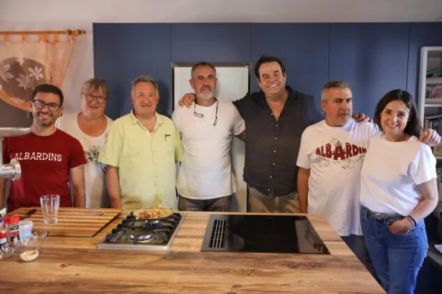 Foto de grupo del chef Jordi Morera y miembros de la filà Albardins en una cocina.