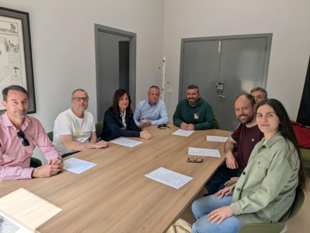 Imagen: Grupo de personas reunidas en una mesa firmando documentos relacionados con la rehabilitación del Antic Ajuntament del Verger.