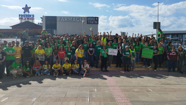 Imagen: Foto de grupo tras la asamblea de docentes de la Marina Alta el 12 de mayo en Ondara