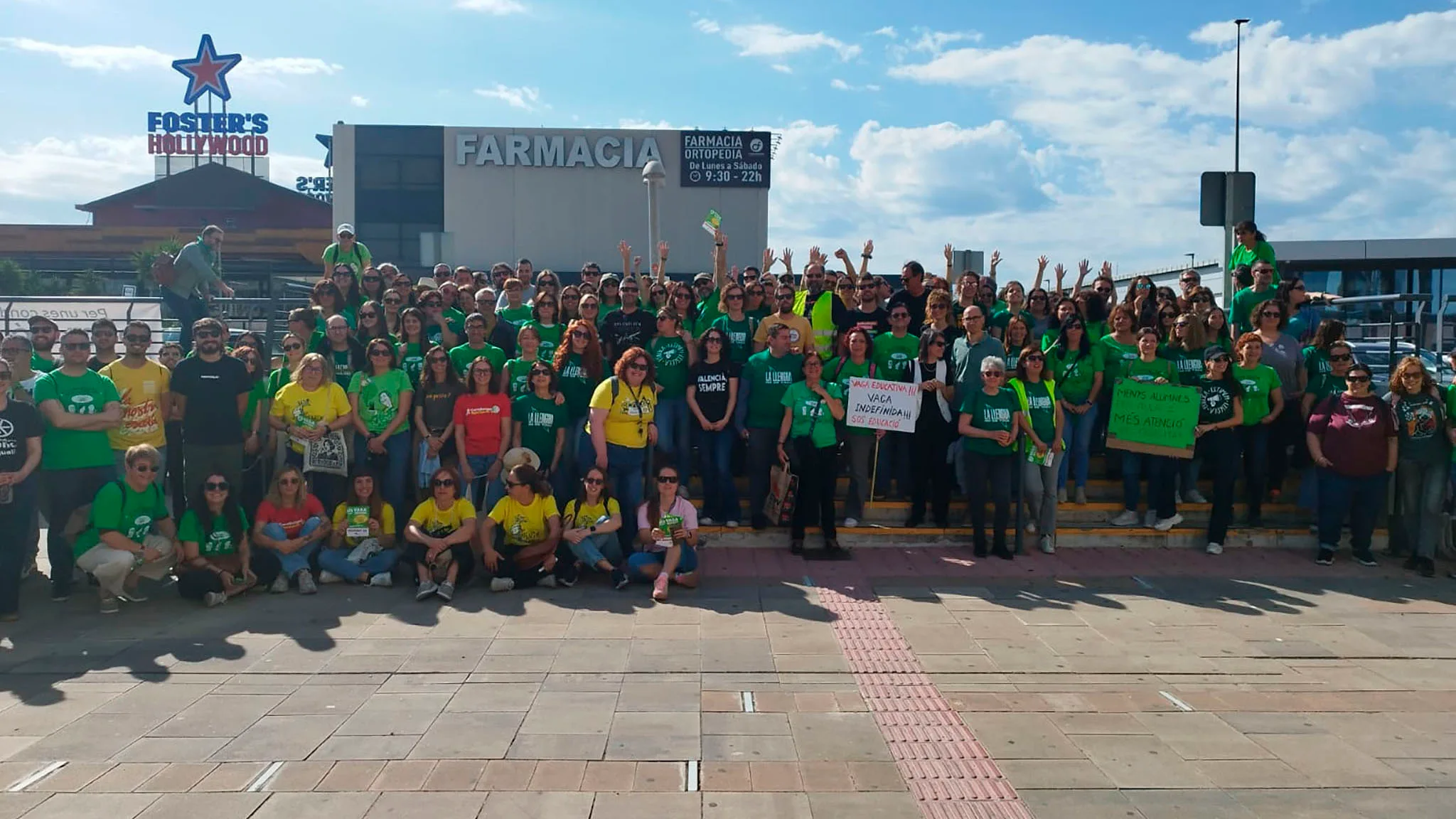 foto de grupo tras la asamblea de docentes de la marina alta el 12 de mayo en ondara