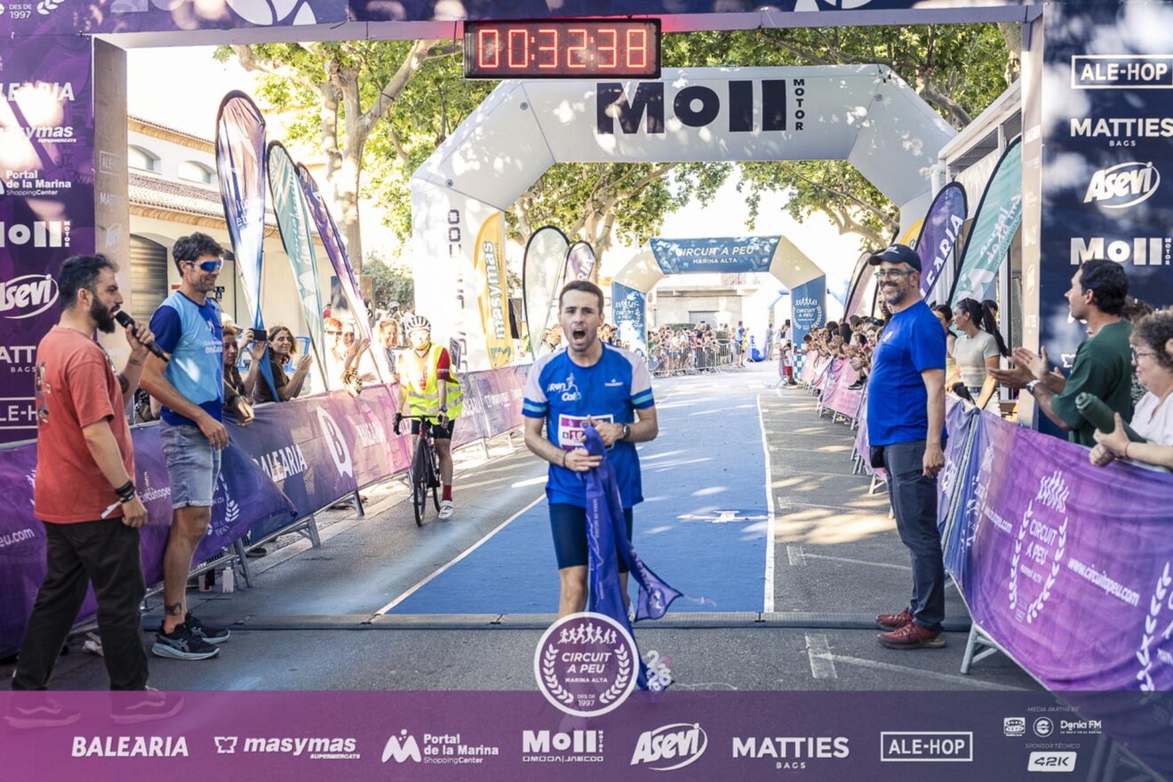Fran López cruza la meta como vencedor en Ondara