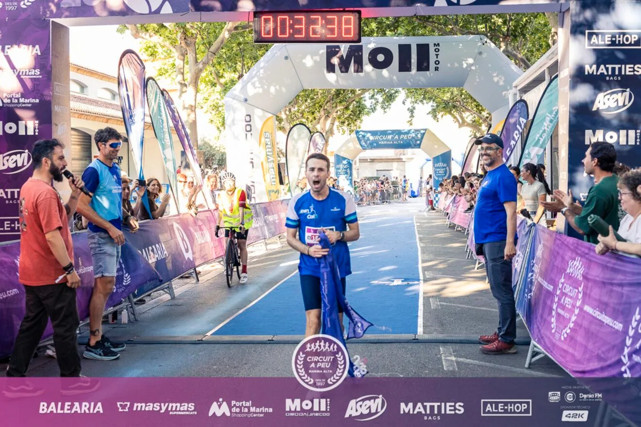 Fran López cruza la meta como vencedor en Ondara