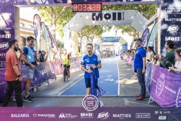 Fran López cruza la meta como vencedor en Ondara