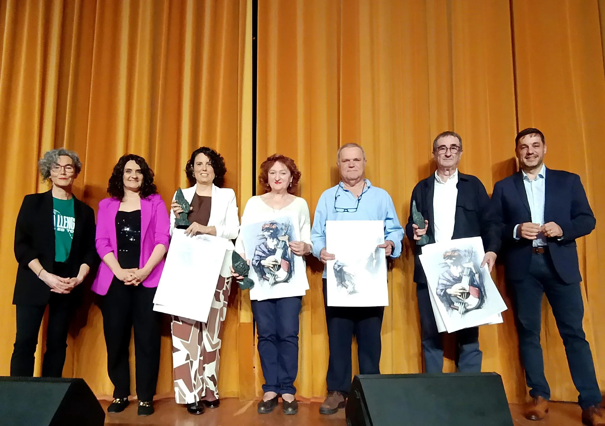 Grupo de personas en un escenario sosteniendo premios durante la gala de los Premis Ocell en Ondara.