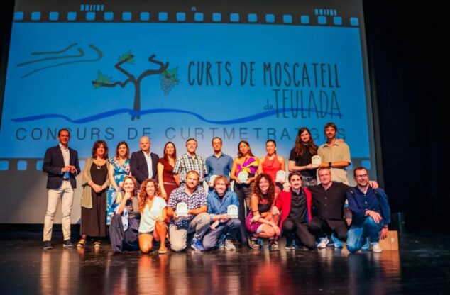 Imagen: Foto de grupo de los premiados y organizadores del festival Curts de Moscatell sobre un escenario.