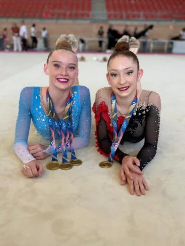 Gimnastas del C.G. Les Marines con sus medallas en el provincial