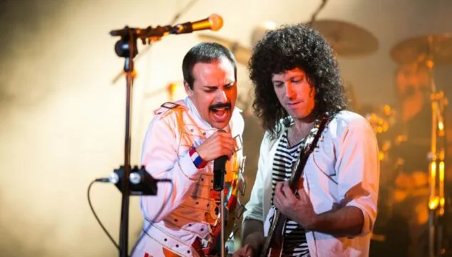 god save the queen durante una de sus actuaciones de la gira mundial 40o aniversario