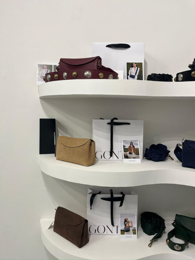 Diseño artesanal y «consumo consciente» desde Xaló: Cristina González y la marca de bolsos que no sigue tendencias 3 Imagen: Gonter en una exposición