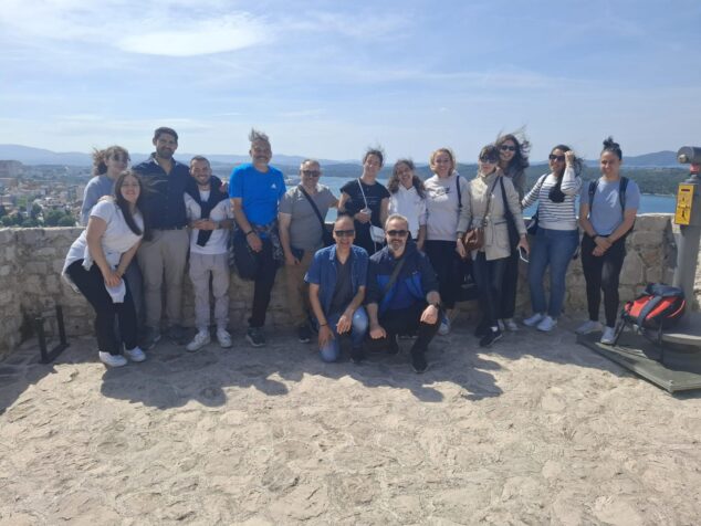 Imagen: Fotografía de grupo de los participantes del proyecto EQUALPLAY posando en un mirador panorámico en Šibenik, Croacia.