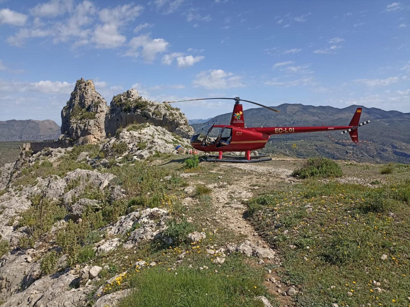 Helicóptero en el castillo de Benissili durante los actos conmemorativos de Al-Azraq en la Vall de Gallinera