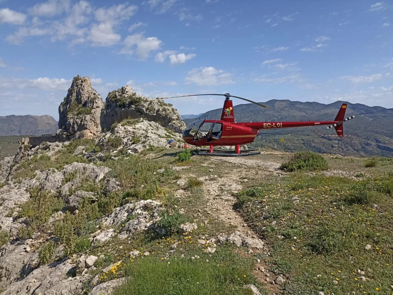 Helicóptero en el castillo de Benissili durante los actos conmemorativos de Al-Azraq en la Vall de Gallinera