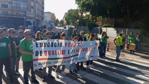 Imagen: Huelga de docentes de la Marina Alta el lunes 11 de mayo en la entrada de Dénia